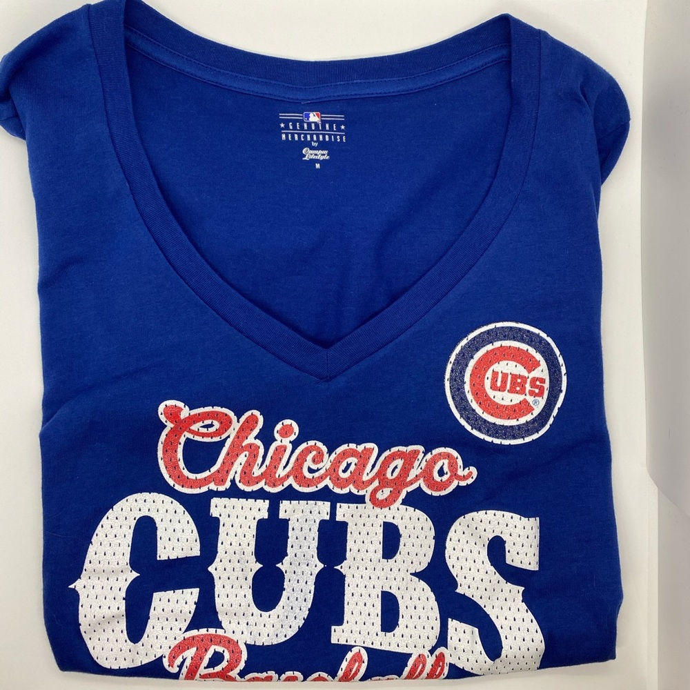 🌸2/$15 item - Chicago Cubs v-neck